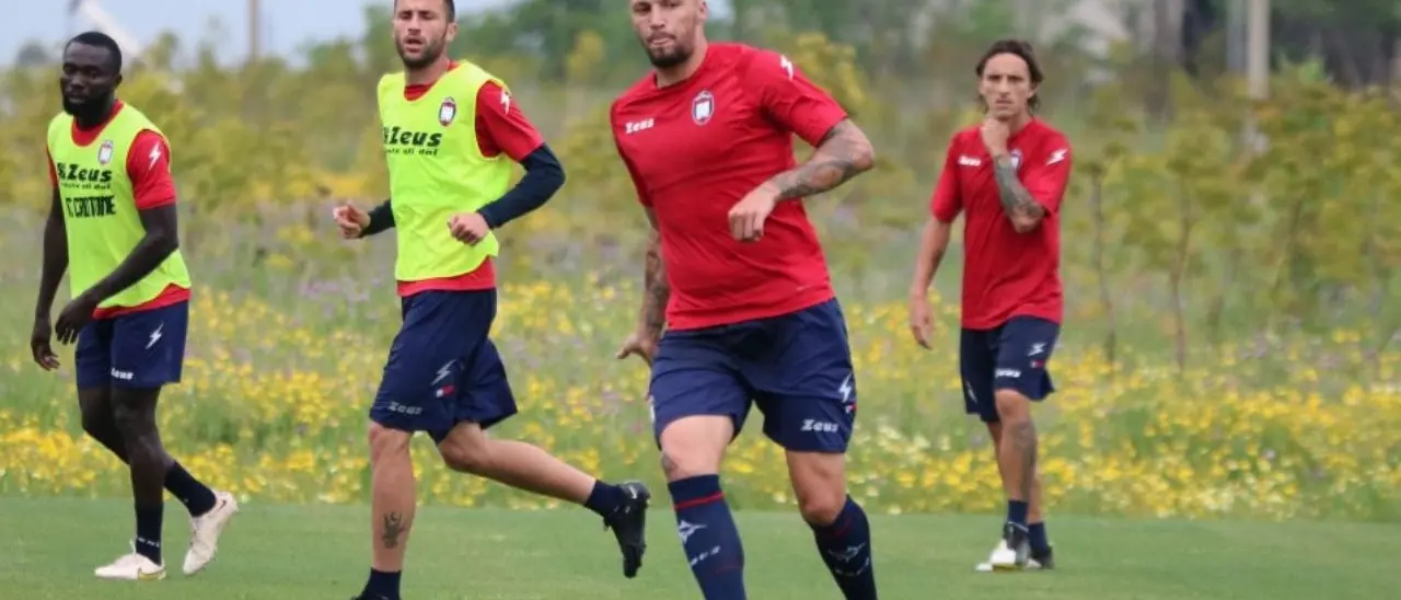 Crotone, continua la preparazione in vista dei play off: Zauli ritrova Cuomo e Dini