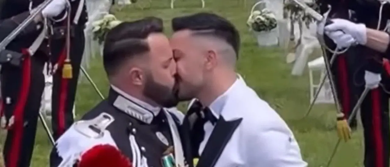 Carabiniere sposa il compagno: cerimonia in alta uniforme per l’appuntato scelto in servizio a Palazzo Chigi