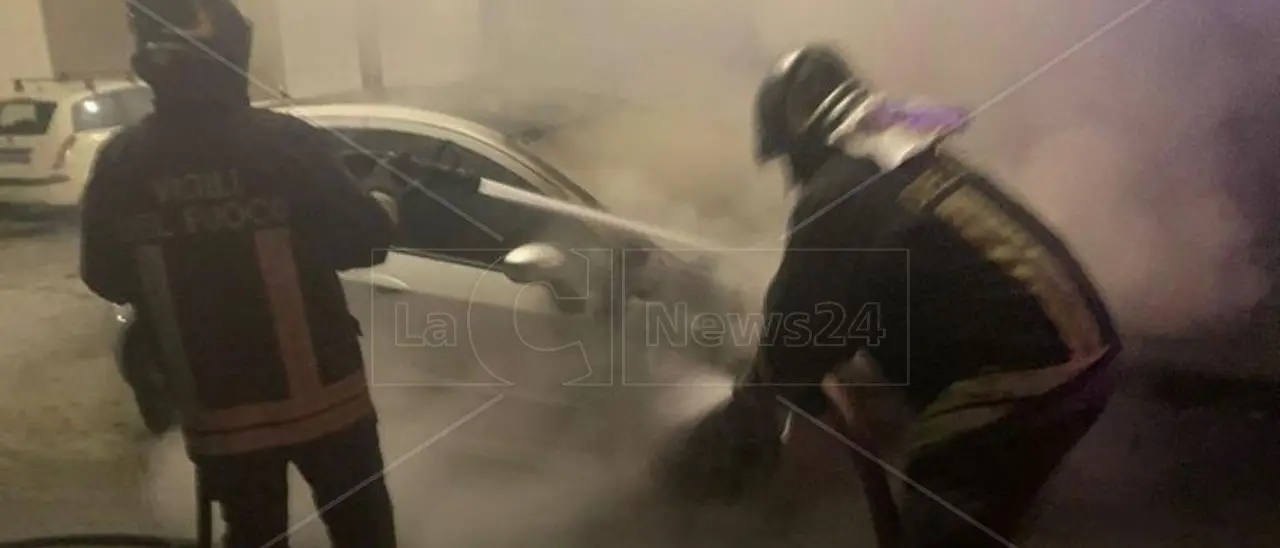 Corigliano Rossano, in fiamme l’auto di un imprenditore edile: si propende per la matrice dolosa
