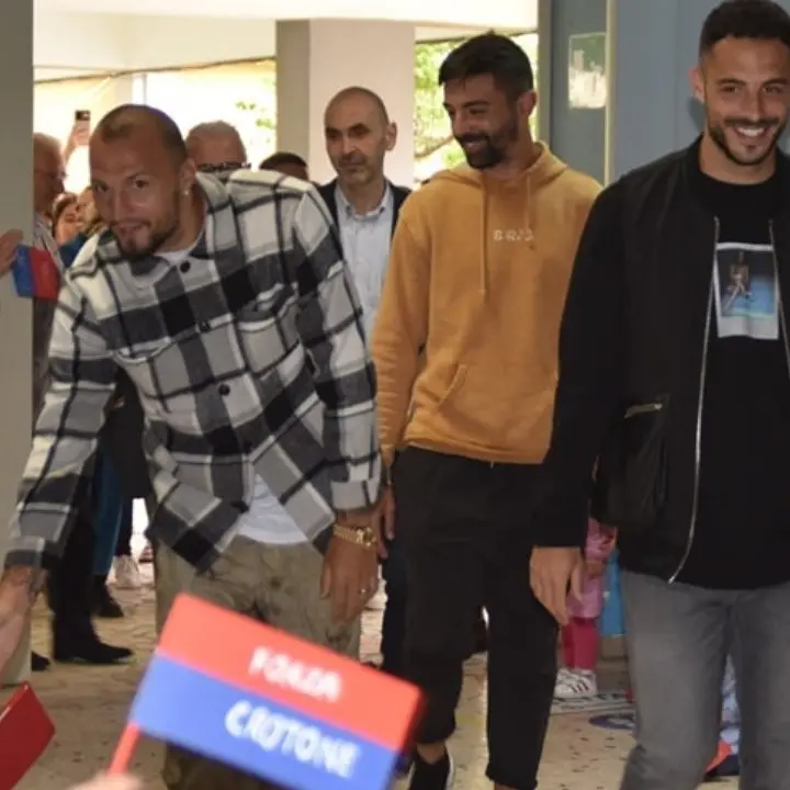 Il Crotone incontra i suoi piccoli fan: i bambini dell’Istituto Alfieri accolgono i rossoblù con entusiasmo