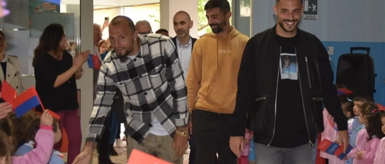 Il Crotone incontra i suoi piccoli fan: i bambini dell’Istituto Alfieri accolgono i rossoblù con entusiasmo