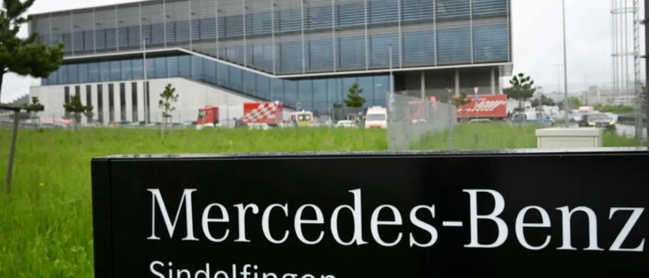 Sparatoria in una fabbrica della Mercedes in Germania, due morti