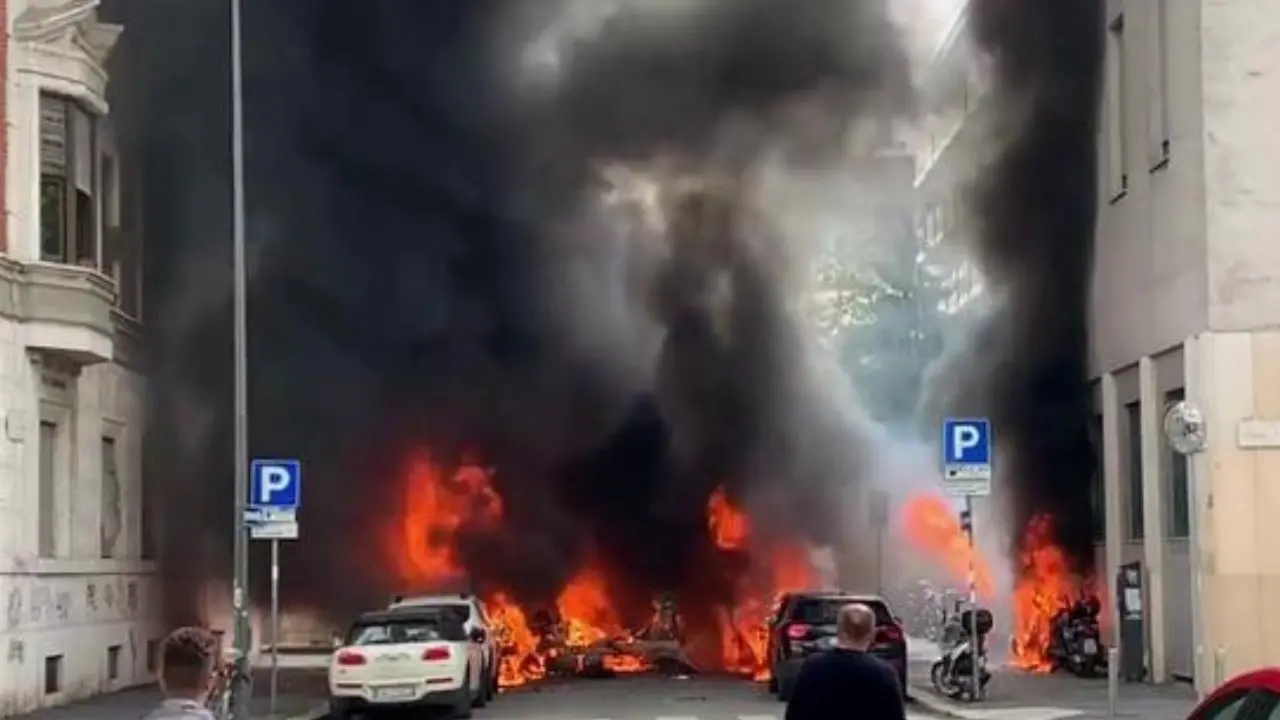 Incendio a Milano, esplode un furgone in pieno centro: a fuoco diverse auto