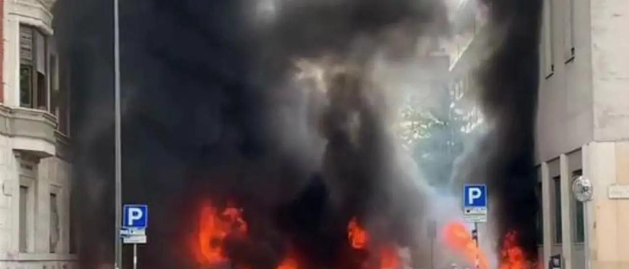 Incendio a Milano, esplode un furgone in pieno centro: a fuoco diverse auto