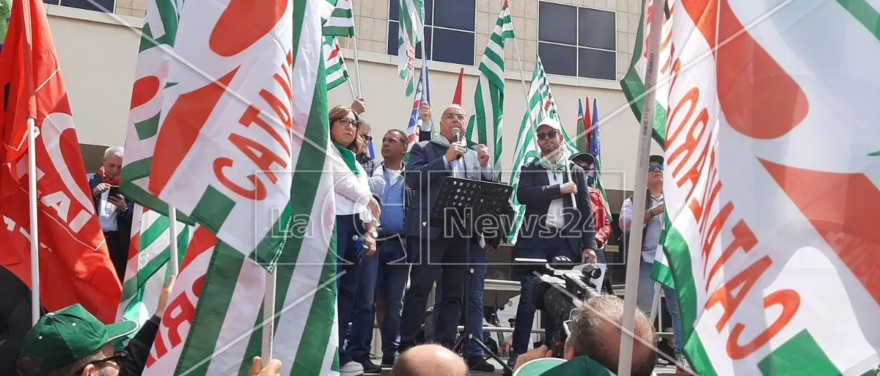 Pochi fondi e mancanza di personale, centinaia di forestali protestano alla Cittadella: «Settore nevralgico per la Calabria»