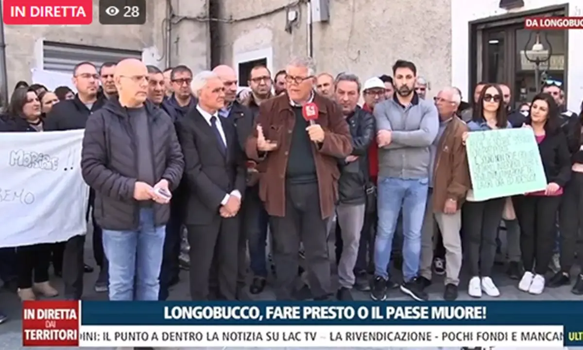 Longobucco non deve morire. La protesta s’infuoca: «Nessuno andrà più a scuola da lunedì»