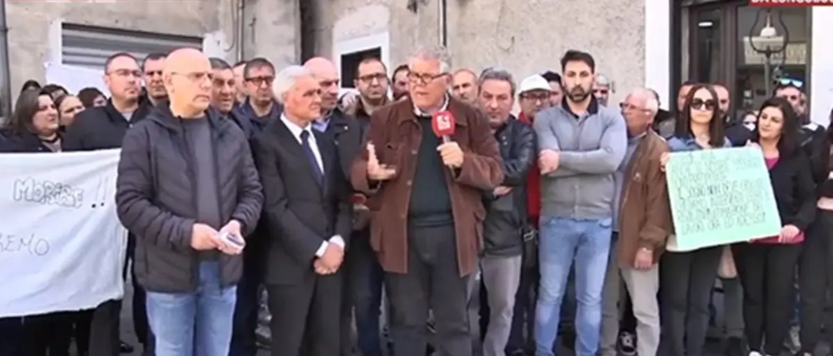 Longobucco non deve morire. La protesta s’infuoca: «Nessuno andrà più a scuola da lunedì»