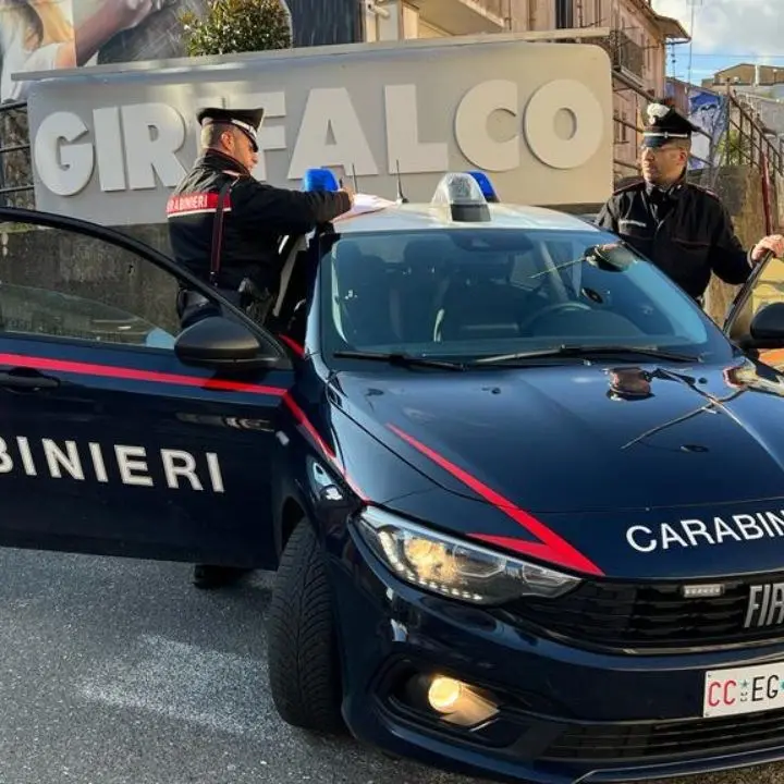 Spacciava droga dagli arresti domiciliari, 32enne arrestata dai carabinieri nel Catanzarese