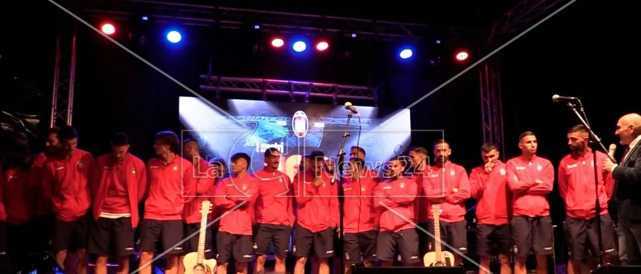 Bagno di folla a Crotone per festeggiare i cento anni della squadra