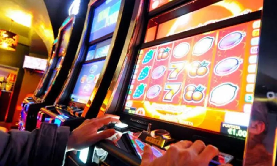 Vibo, sala slot machine clandestina: multa da 200mila euro e proprietario denunciato