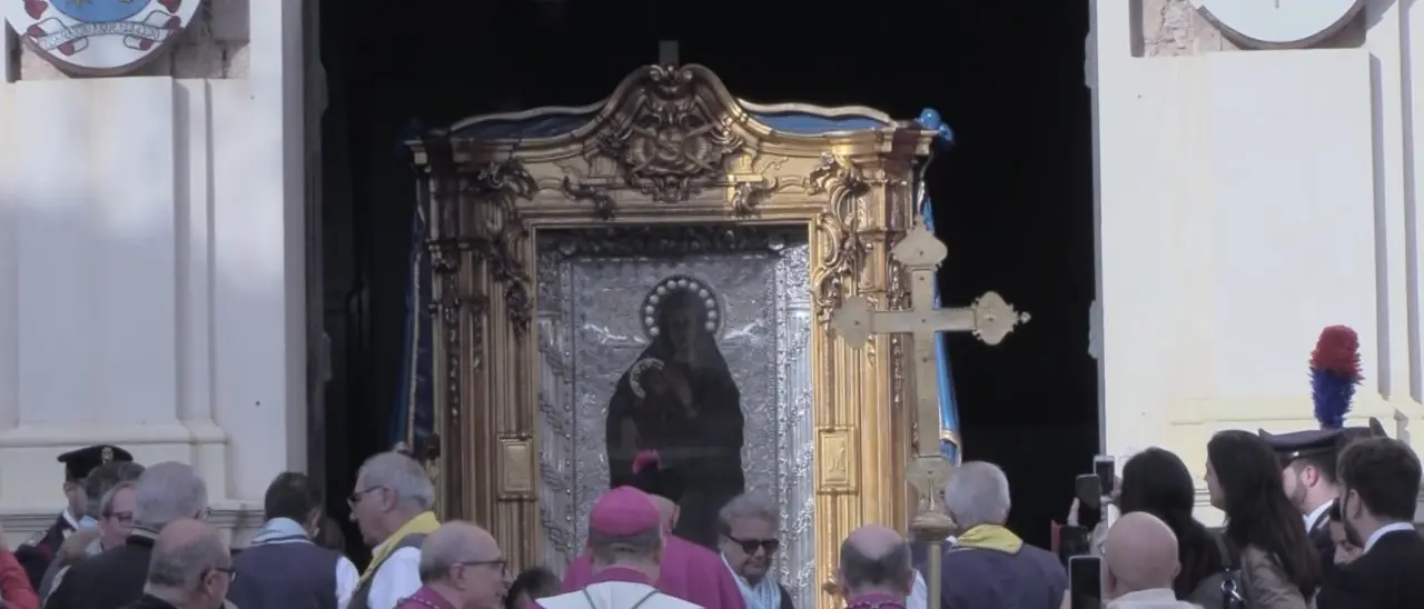 Crotone unita sotto il velo della Madonna di Capo Colonna. L’arcivescovo Panzetta: «Siamo in cammino»