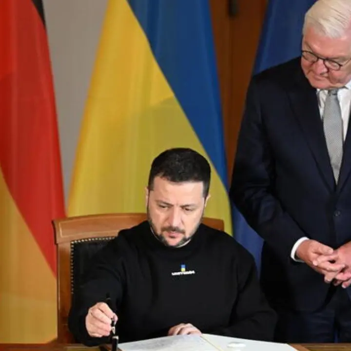 Ucraina, Zelensky a Berlino ringrazia la Germania: «Insieme vinceremo»