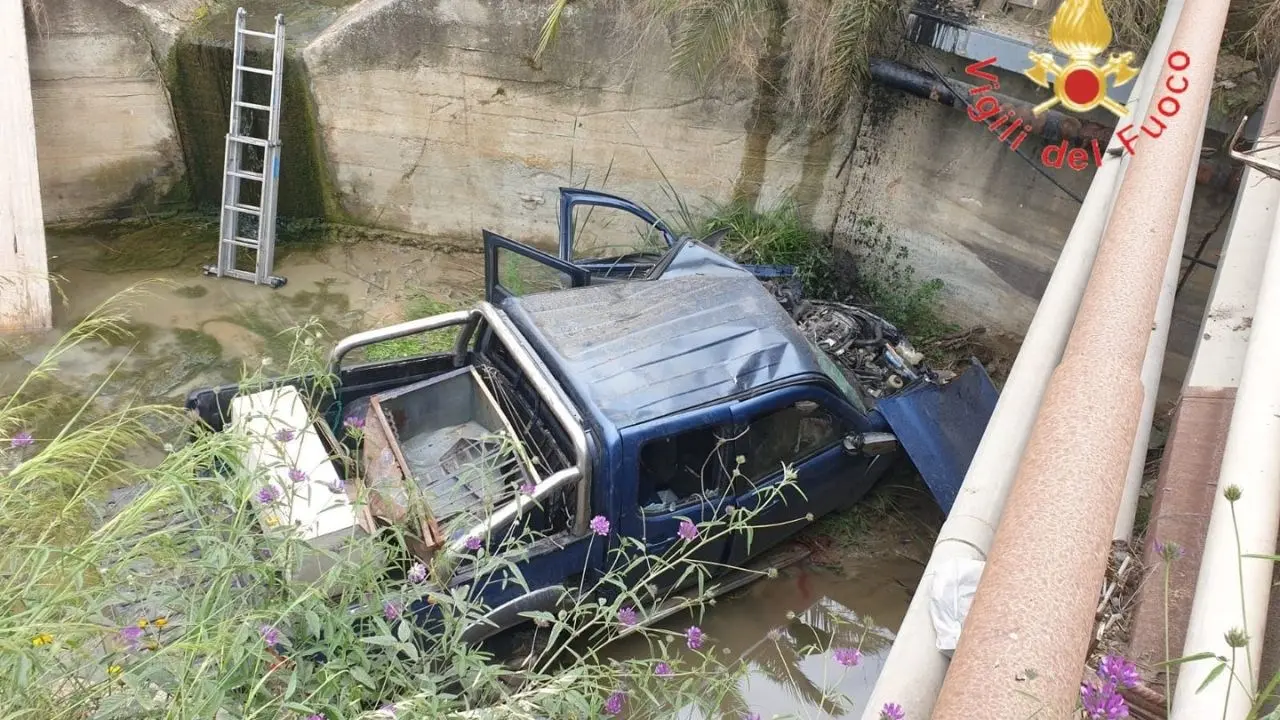 Drammatico incidente sulla statale 106 a Crotone, auto perde il controllo e finisce fuori strada: 2 morti e 2 feriti