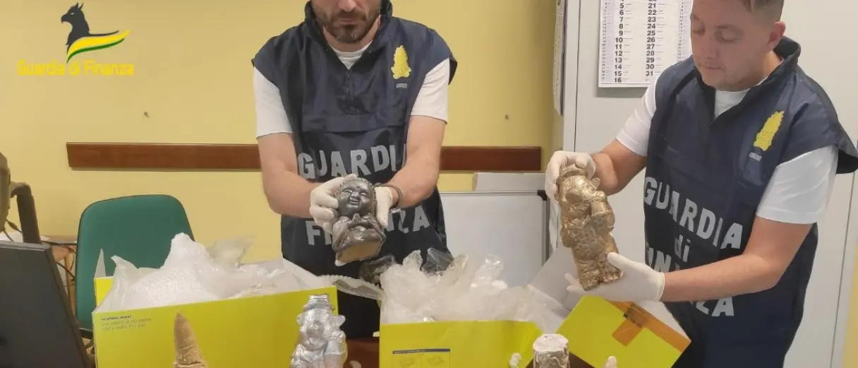 Statuette di ecstasy a forma di orsetto o di Buddha: arrestato narcotrafficante in partenza verso Bangkok