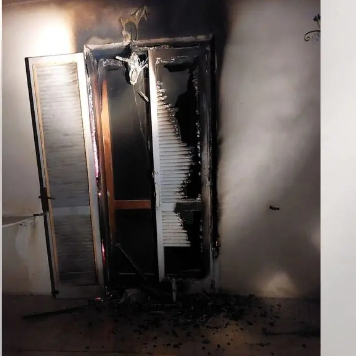 Incendiata una villetta a Cassano allo Ionio: indagano i carabinieri