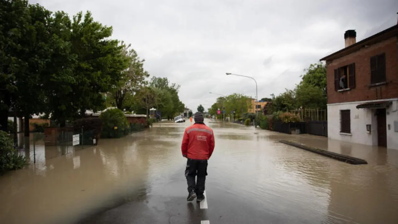 Allerta meteo in Emilia Romagna, scuole chiuse e famiglie evacuate. Alto il rischio di esondazioni dei fiumi e frane