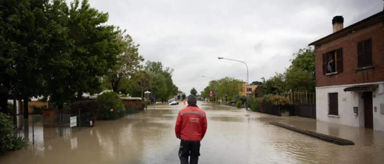 Allerta meteo in Emilia Romagna, scuole chiuse e famiglie evacuate. Alto il rischio di esondazioni dei fiumi e frane