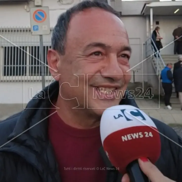 Lucano presenta il libro ispirato alla sua vicenda giudiziaria insieme a Oliverio: «É un processo alla solidarietà»