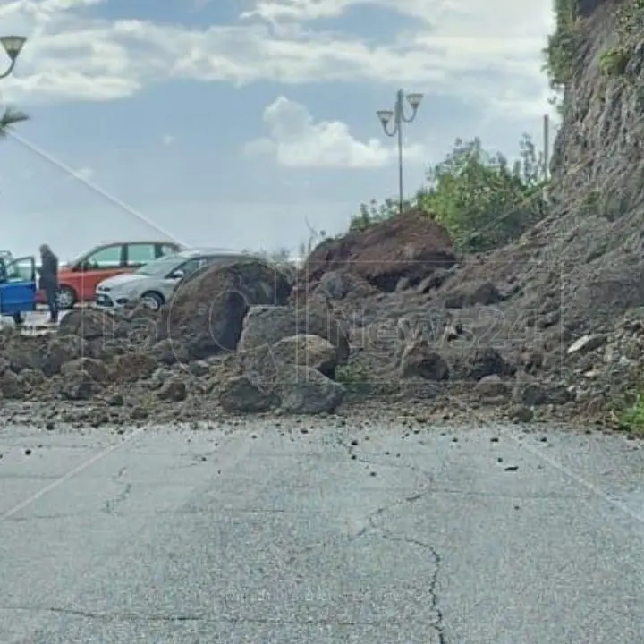 Maltempo Calabria, a Praia a Mare rocce si staccano da un costone e finiscono in strada