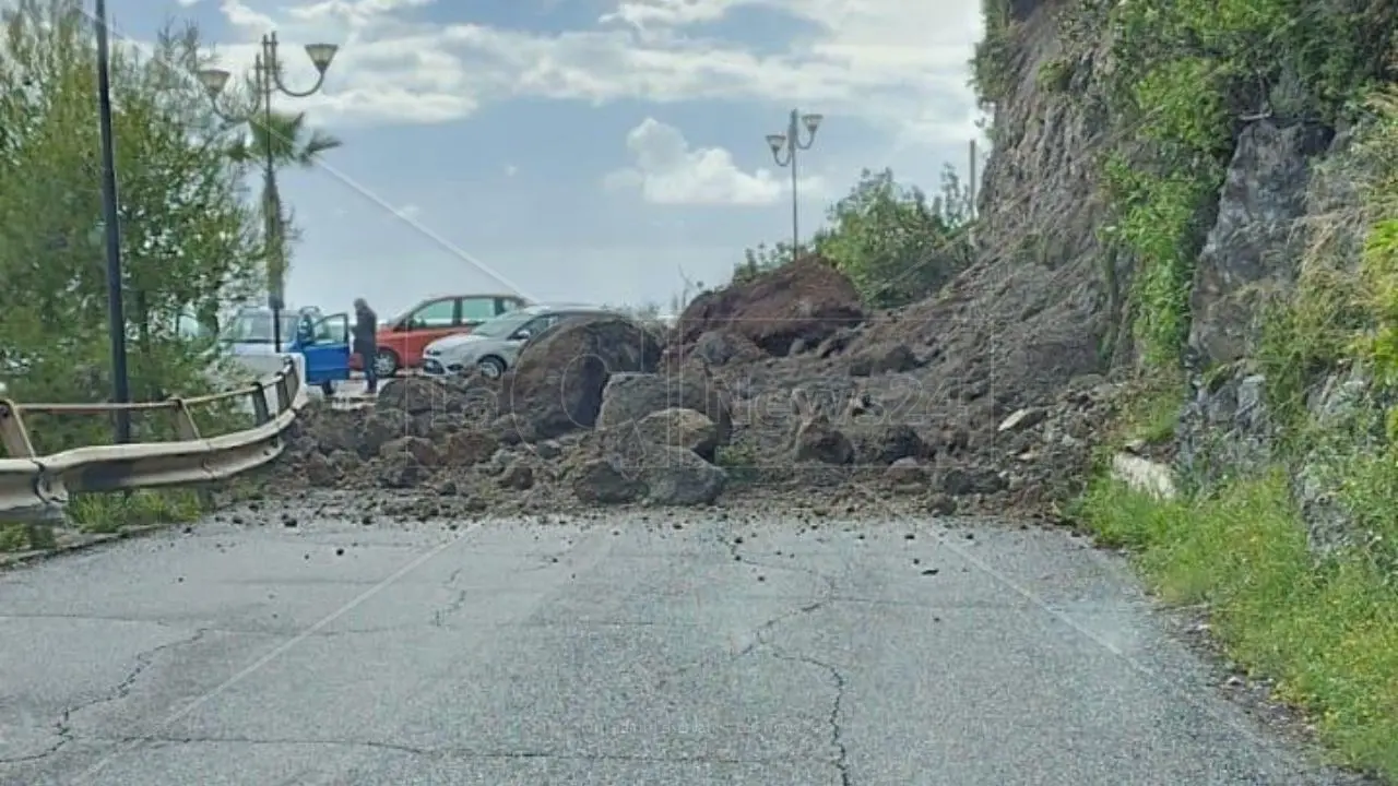 Maltempo Calabria, a Praia a Mare rocce si staccano da un costone e finiscono in strada