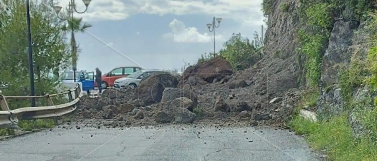 Maltempo Calabria, a Praia a Mare rocce si staccano da un costone e finiscono in strada