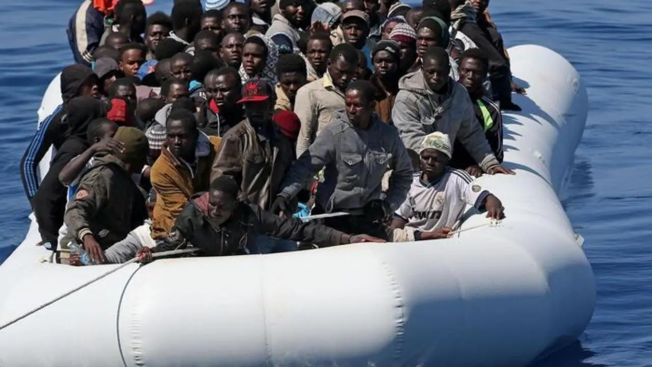 Migranti Calabria, soccorse 600 persone al largo delle Coste joniche: in corso trasferimento a Reggio