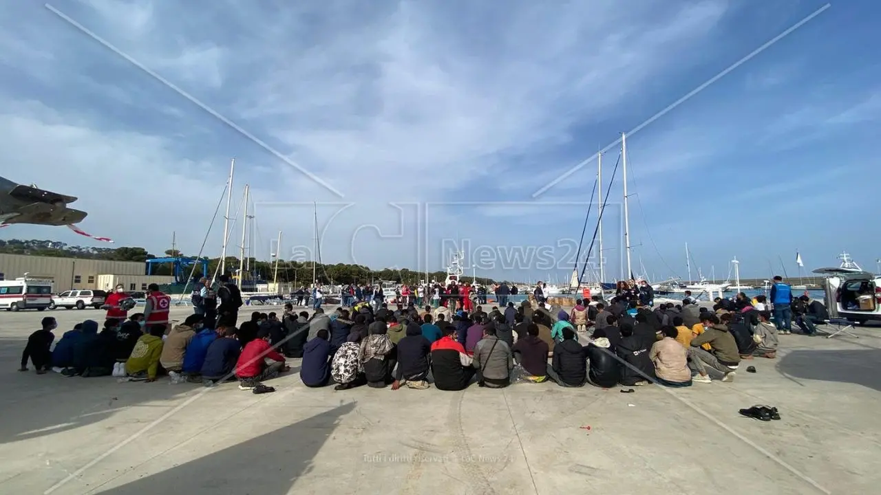 Nuovo sbarco migranti a Crotone, al porto 138 profughi: c’è anche un neonato di 20 giorni