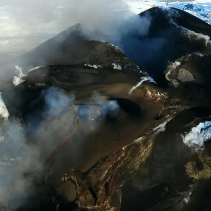 L’Etna fa paura, fontane di lava e sciame sismico: la Protezione civile dichiara l’allerta rossa