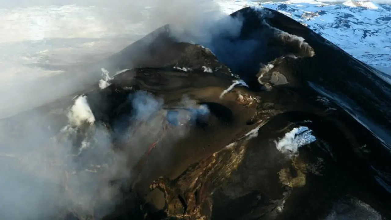 L’Etna fa paura, fontane di lava e sciame sismico: la Protezione civile dichiara l’allerta rossa