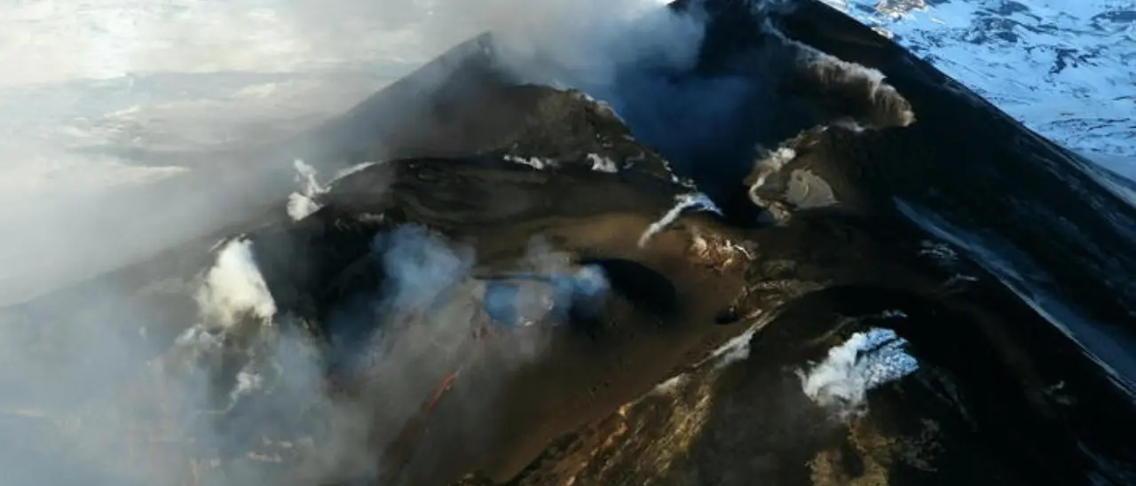 L’Etna fa paura, fontane di lava e sciame sismico: la Protezione civile dichiara l’allerta rossa