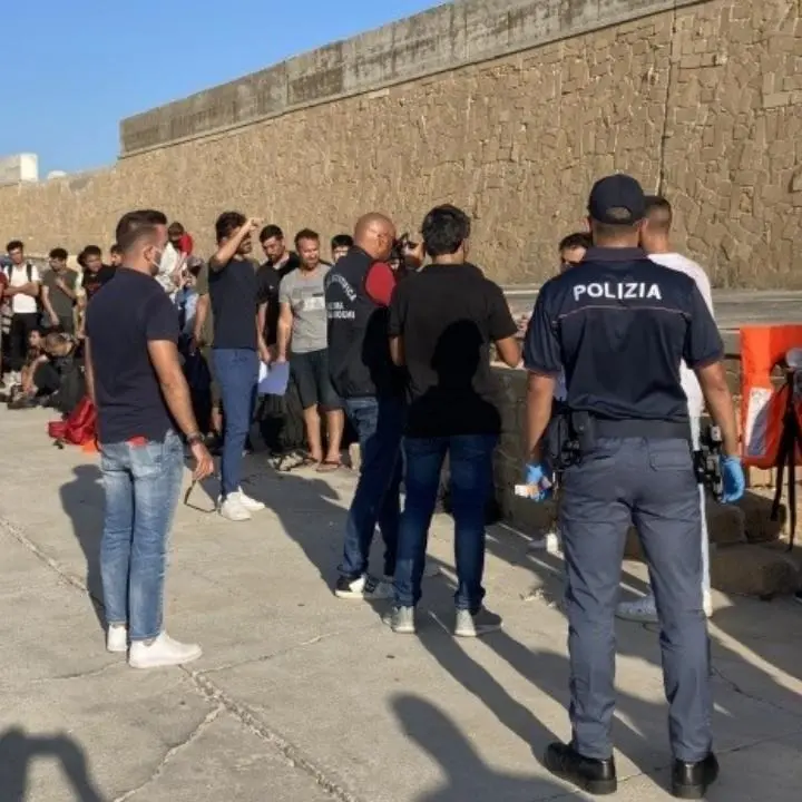 Migranti, ancora sbarchi al porto di Crotone: 87 persone arrivate nella notte