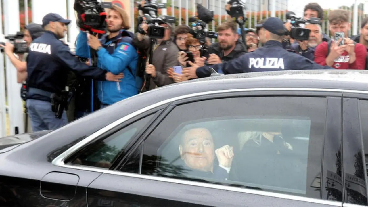 Berlusconi dimesso dall‘ospedale, gli auguri di amici e alleati. Occhiuto: «Un grande abbraccio da tutta la Calabria»