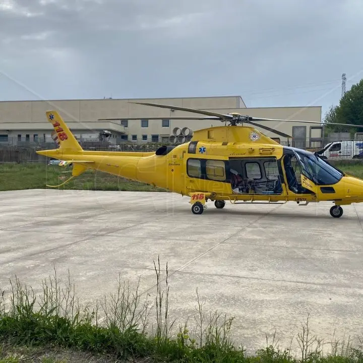 Sessantreenne cade da un camion nel Vibonese: trasportato in elicottero a Catanzaro