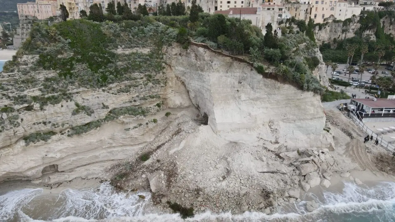 Crollo all’Isola di Tropea, il sindaco: «La natura ha anticipato intervento già programmato»