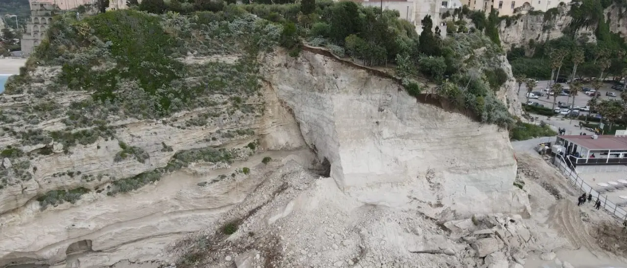 Crollo all’Isola di Tropea, il sindaco: «La natura ha anticipato intervento già programmato»