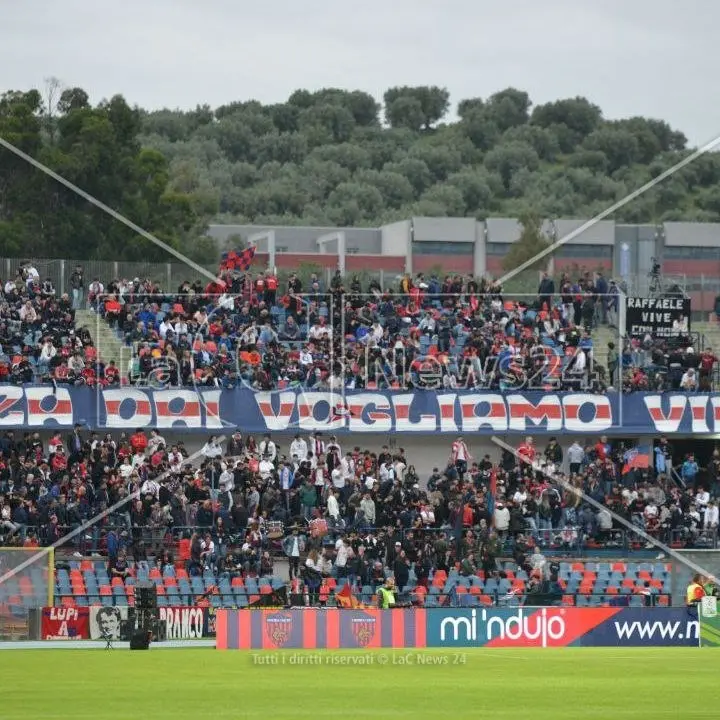 Cosenza-Cagliari, i tifosi rossoblù riempiono il Marulla: grande attesa per una partita decisiva