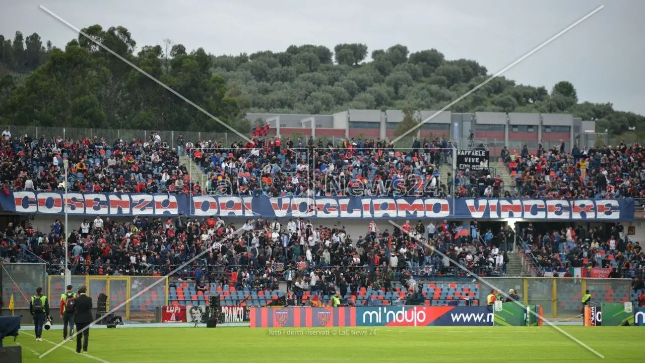 Cosenza-Cagliari, i tifosi rossoblù riempiono il Marulla: grande attesa per una partita decisiva