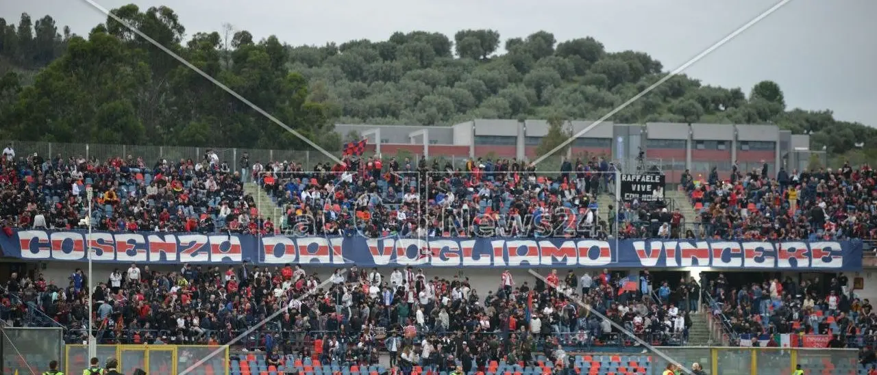 Cosenza-Cagliari, i tifosi rossoblù riempiono il Marulla: grande attesa per una partita decisiva