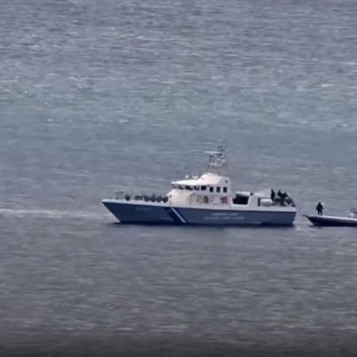 Migranti caricati su un gommone e abbandonati in mare: un video inchioda la Grecia