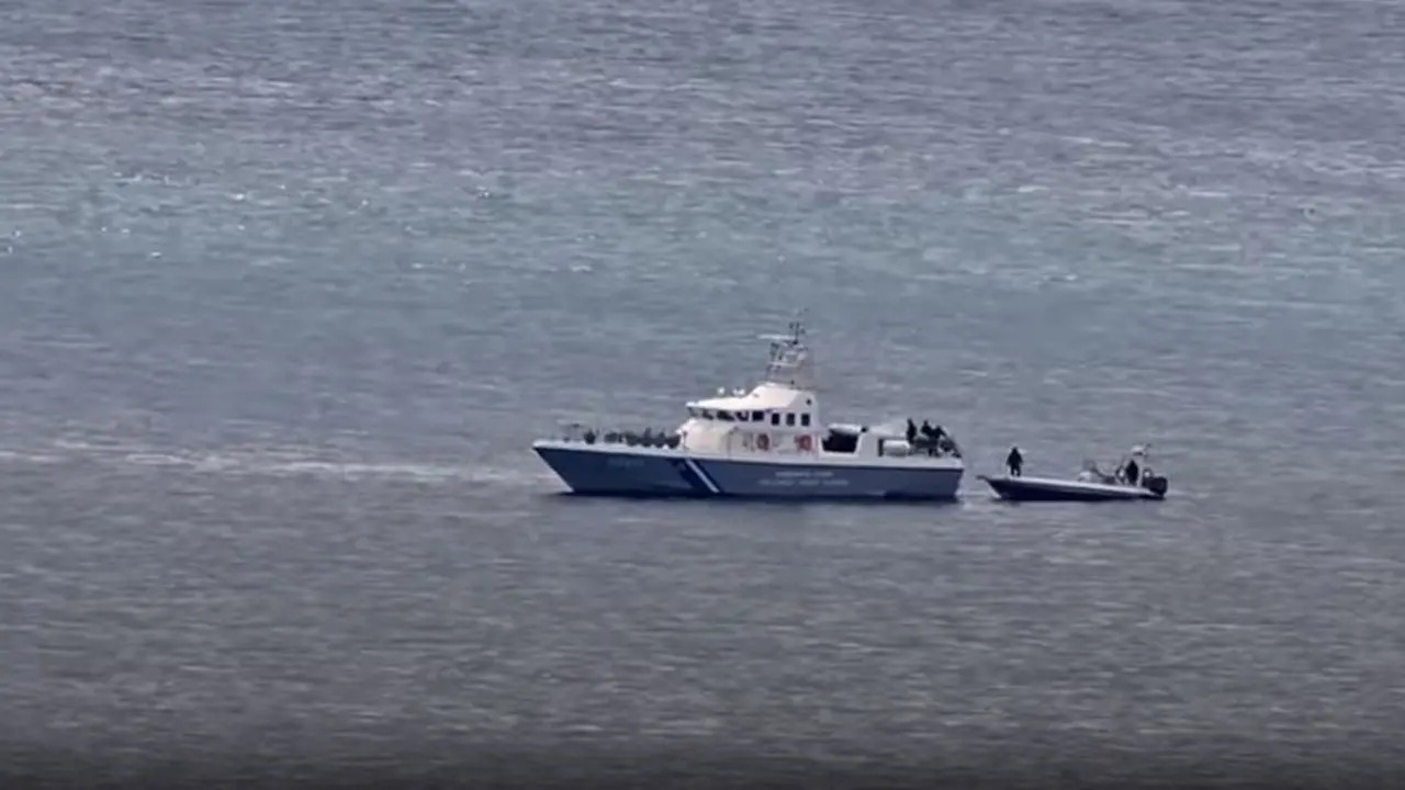 Migranti caricati su un gommone e abbandonati in mare: un video inchioda la Grecia