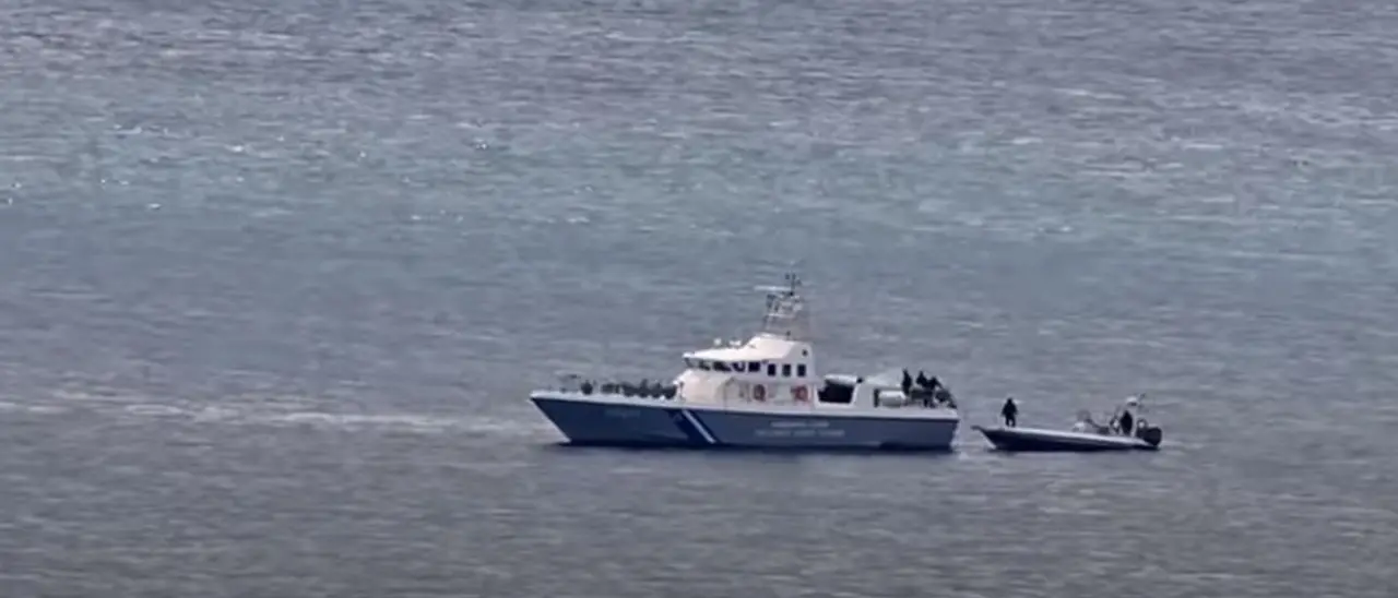 Migranti caricati su un gommone e abbandonati in mare: un video inchioda la Grecia