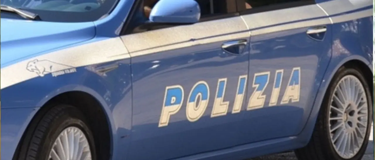 Minacciano inquilino di una casa popolare per sottrargli l’appartamento: indagati per atti persecutori