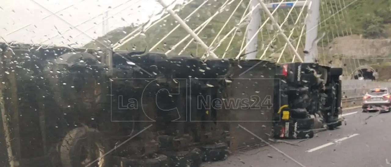 Tir si ribalta per il forte vento sul viadotto Favazzina nel tratto reggino dell’A2