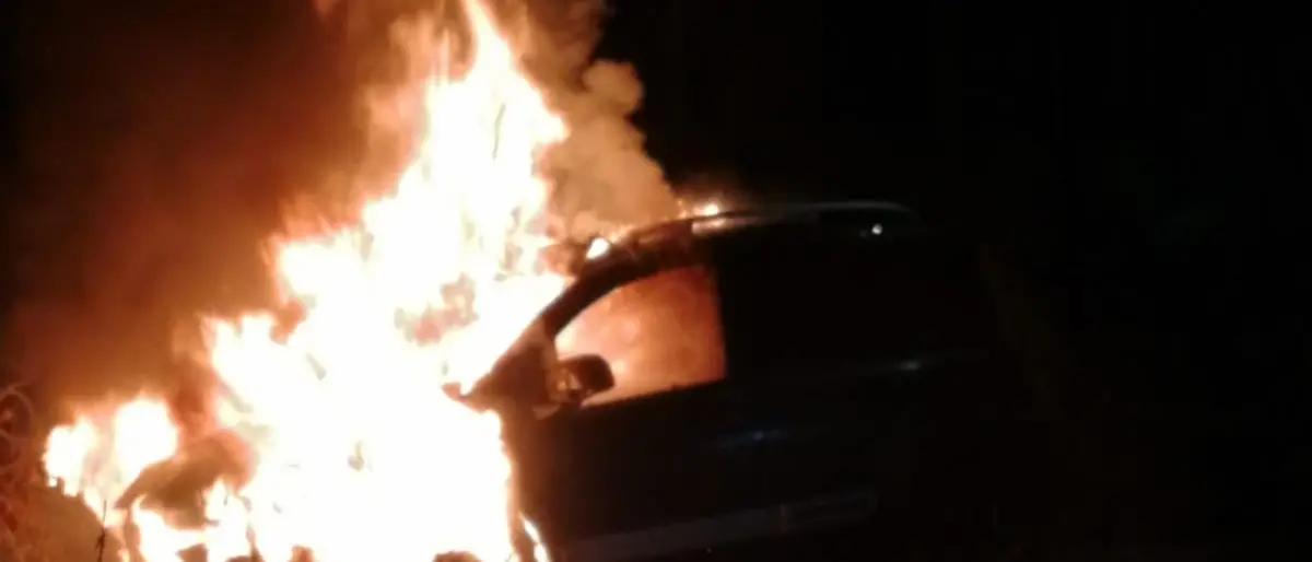 A Mileto incendio distrugge un’auto: sul posto vigili del fuoco e carabinieri