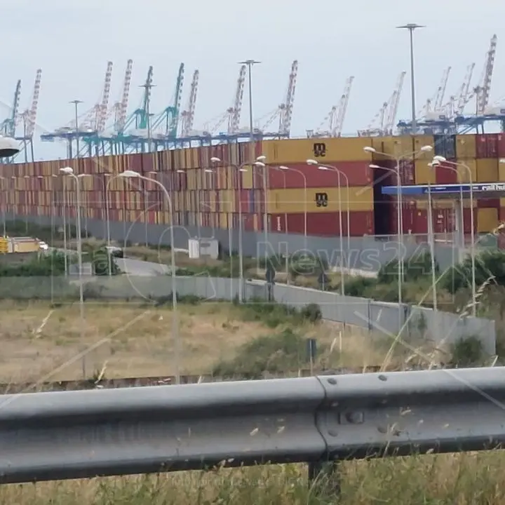 Mani in alto, la resa delle 22 gru del porto di Gioia Tauro al maltempo che sferza la Calabria