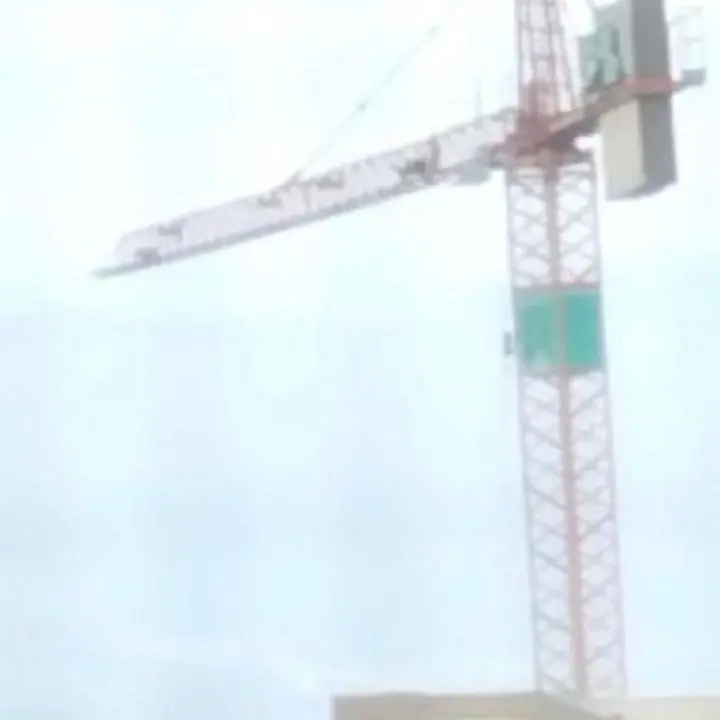 Reggio, gru scossa dal vento minaccia di abbattersi sui palazzi: case evacuate - IL VIDEO
