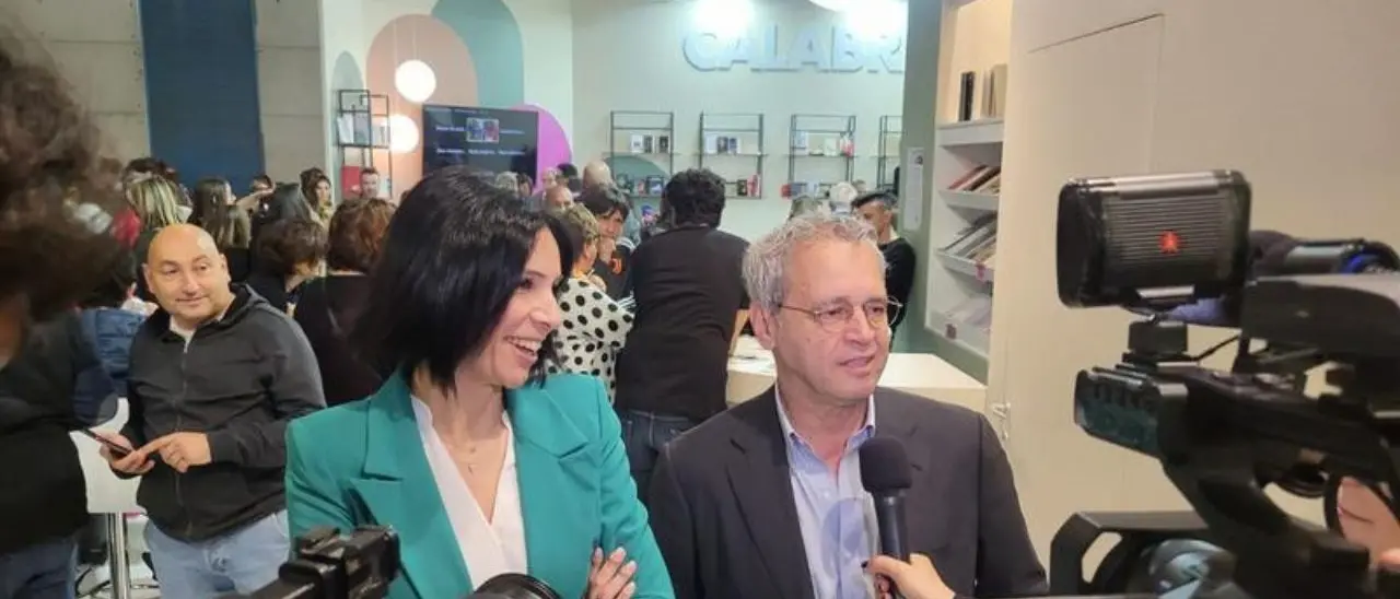 Salone del libro, successo per lo stand della Calabria: tra i visitatori anche Mentana