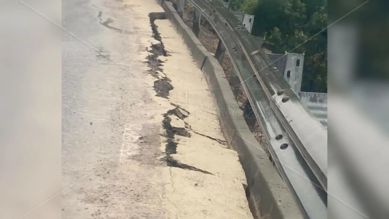 Dopo il crollo del viadotto di Longobucco, nuovi cedimenti mettono a rischio i cittadini