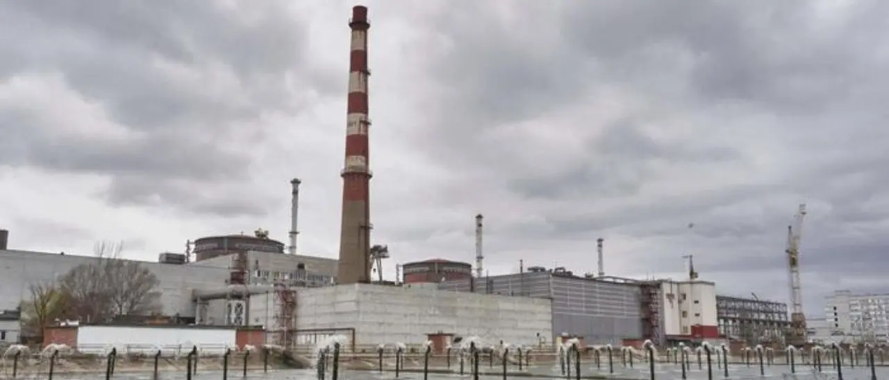 Ucraina, la centrale nucleare di Zaporizhzhia interrompe la produzione