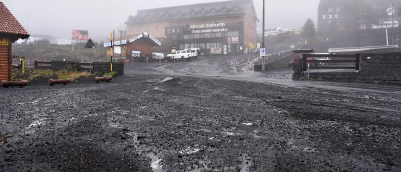 Eruzione dell’Etna, l’aeroporto di Catania torna operativo. Possibili ritardi sui voli